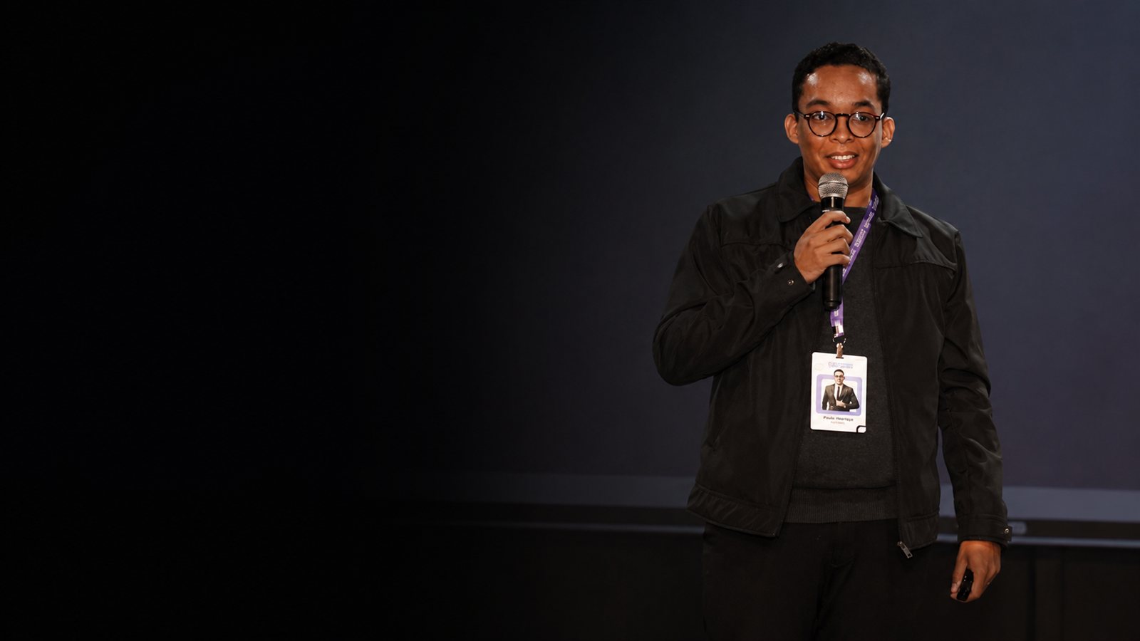 Paulo Ramos, responsável pela PR Gestão Empresarial, ao microfone em ambiente de palco.